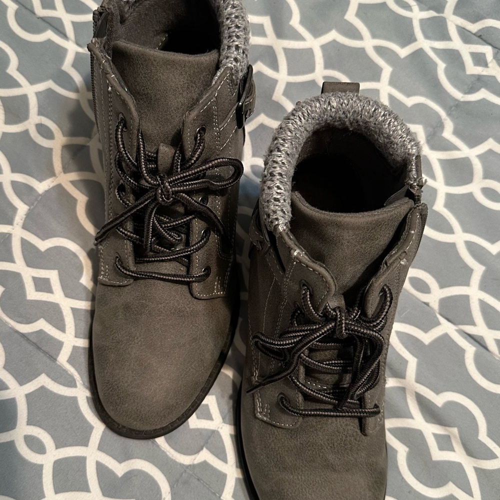 Sporto Gray Ankle Boots with Faux Fur Lining